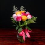 12 Rosas multicolor en jarrón