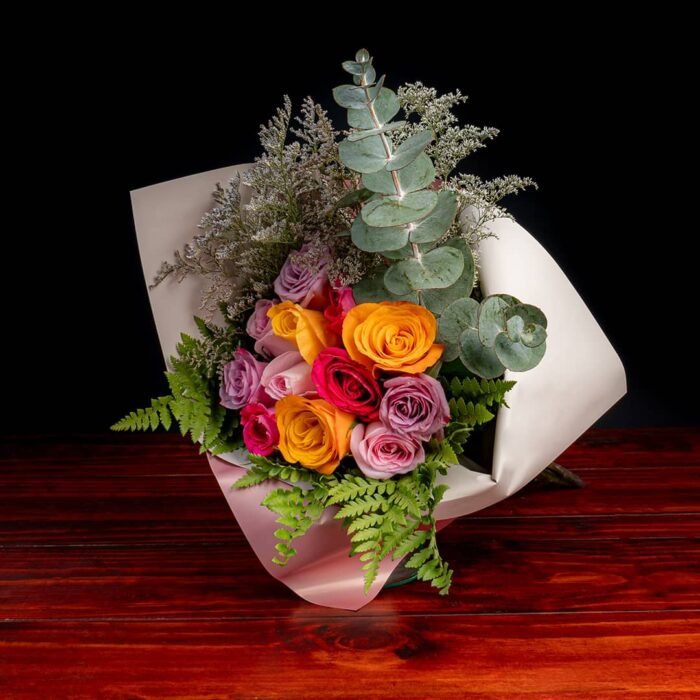 12-Rosas-Multicolor-en-Ramo 12 Rosas Multicolor en Ramo - Imagen 1