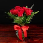 12 Rosas rojas en jarrón