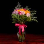 24 Rosas multicolor en jarrón