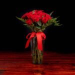 24 Rosas rojas en jarrón