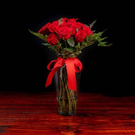 24 Rosas rojas en jarrón