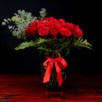 50 Rosas rojas en jarrón