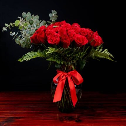 50 Rosas rojas en jarrón