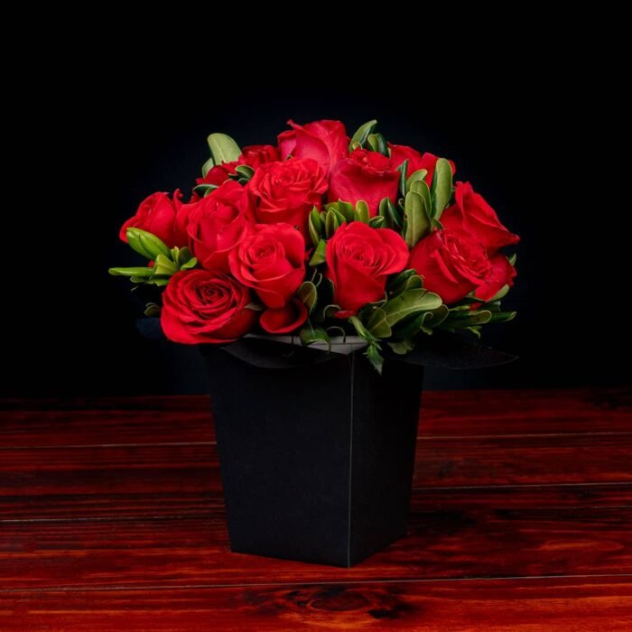 Caja-Negra-con-24-rosas-Rojas Caja negra con 24 rosas rojas - Imagen 1