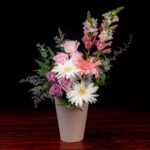 Gerberas y rosas en caja rosa