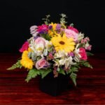 Gerberas, rosas y astromelias en caja negra