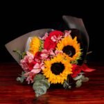 Girasoles, rosas y astromelias en ramo
