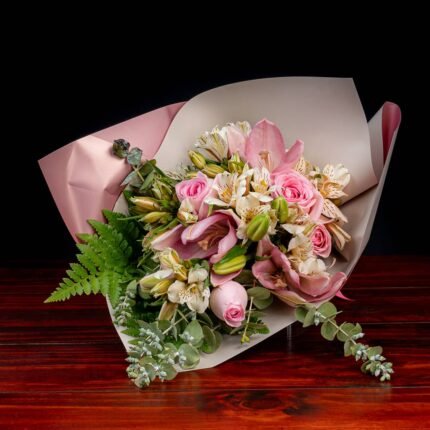 Lilies, rosas y astromelias en ramo