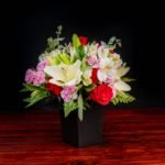 Lilies y rosas en caja negra
