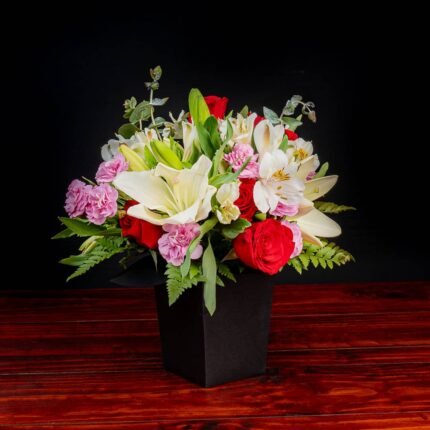Lilies y rosas en caja negra