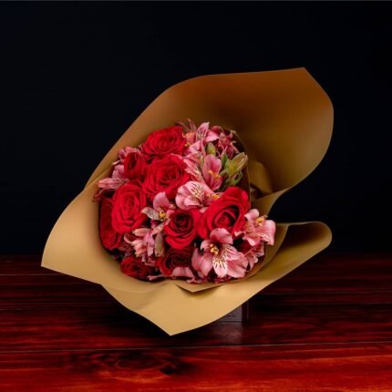 Rosas y astromelias en ramo