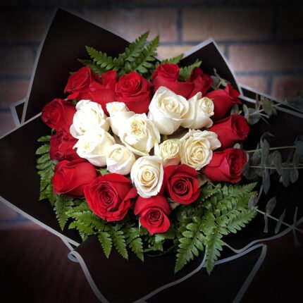 Corazón de 24 Rosas Rojas y Blancas